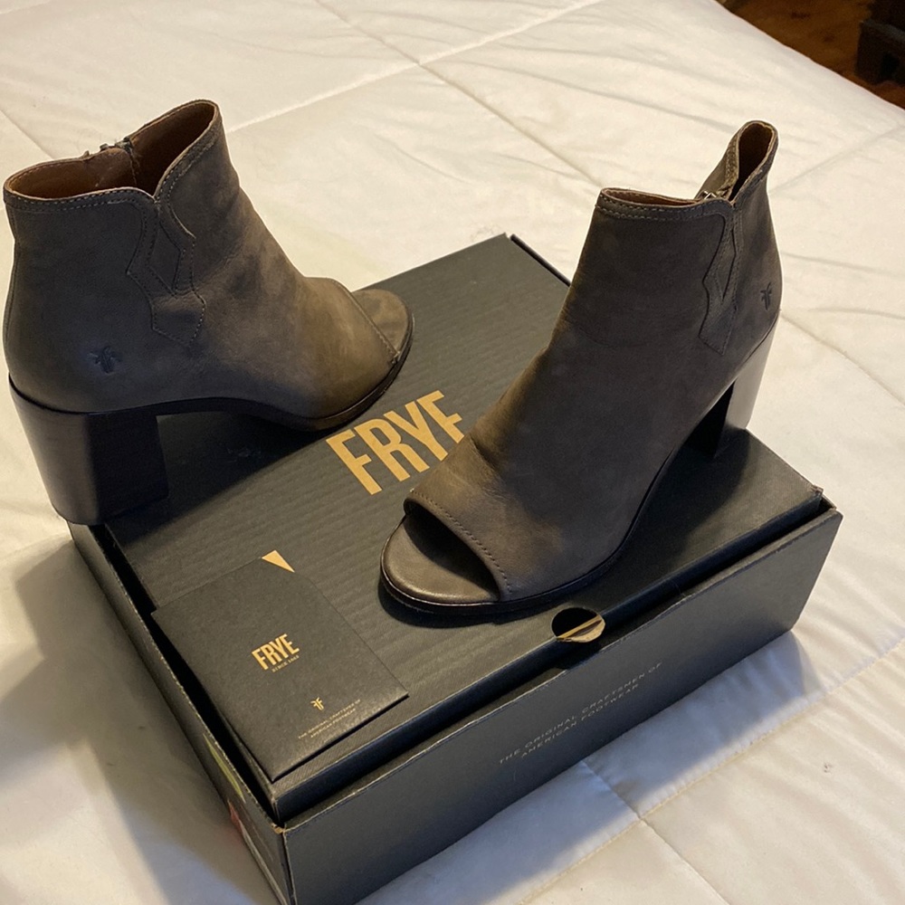 Olive leather peep toe Frye booties